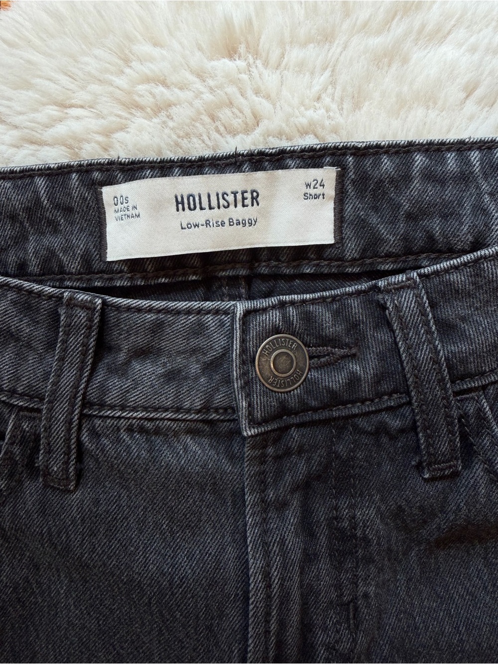 Hollister Low-Rise Baggy Jeans - Picture 3 of 4